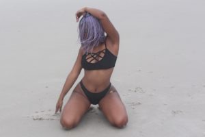 belle-femme-noire-du-27-sans-petite-culotte