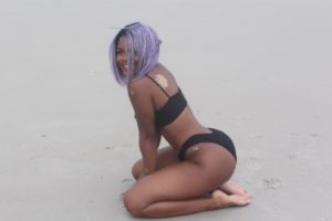 belle-femme-noire-du-30-sans-petite-culotte