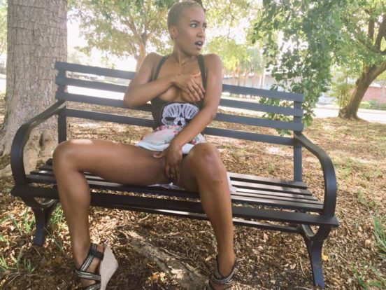 belle-femme-nu-black-du-29-aux-belles-fesses