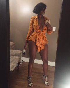 belle-femme-nu-black-du-60-aux-belles-fesses