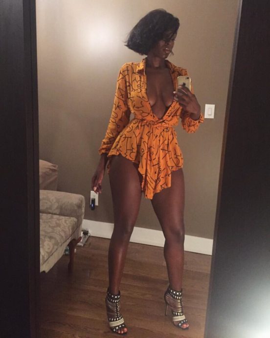 belle-femme-nu-black-du-60-aux-belles-fesses