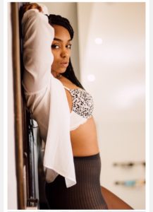 belle-fille-black-du-31-se-branle-la-chatte