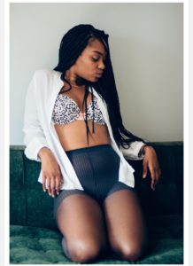 belle-fille-black-du-32-se-branle-la-chatte