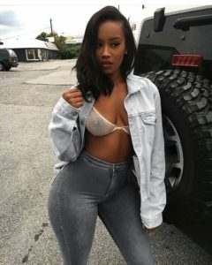 chatte-black-nue-humide-dans-le-37