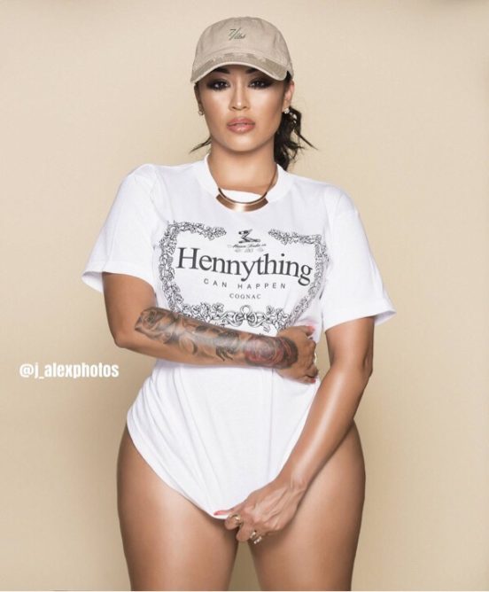 chatte-black-nue-humide-dans-le-68