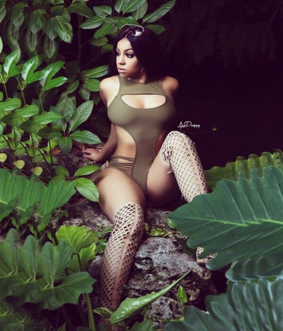 chatte-black-nue-humide-dans-le-70