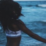 hot-femme-noire-nue-dans-le-01-en-photo