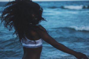 hot-femme-noire-nue-dans-le-01-en-photo