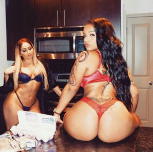 hot-femme-noire-nue-dans-le-20-en-photo