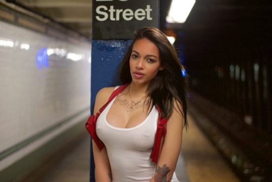 hot-femme-noire-nue-dans-le-45-en-photo