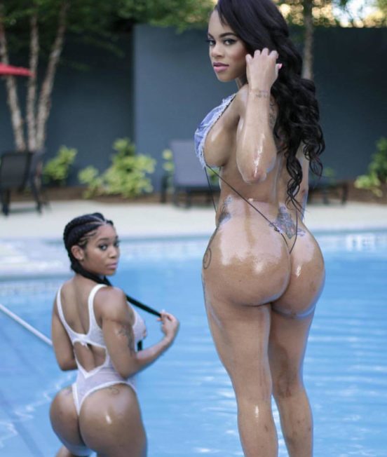 sexe-lisse-dune-fille-black-du-13-nue-en-photo