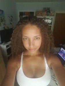 belle africaine du 16 en exhib sexy