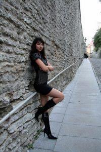 femmes-belles-en-cuissardes-cuir-109