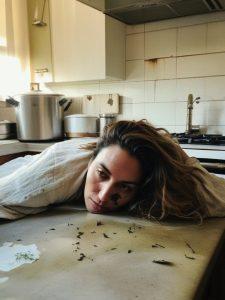 image-femme-en-cuissarde-cuir-122