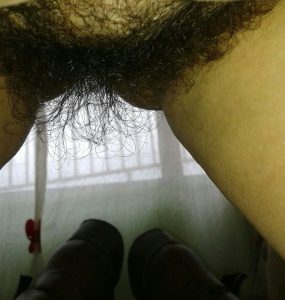 Belle chatte poilue de fille dans le 04 pour mec coquin