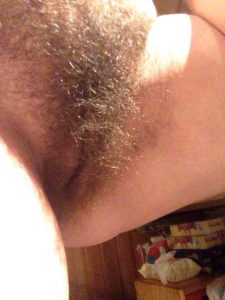 femme chaude dans le 01 avec chatte poilue