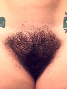 femme du 20 avec vagin velu en image