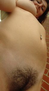 fille du 55 exhibe sa chatte poilue