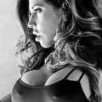 photo femme fatale en lingerie sur le 08