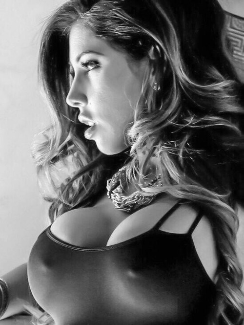 photo femme fatale en lingerie sur le 08
