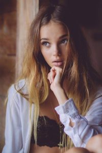 photo femme fatale en lingerie sur le 92
