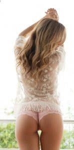une femme du 57 excitante presque nue