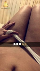 salope allongee nue